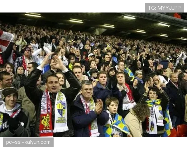 感人瞬间:全场球迷鼓掌致敬因癌症去世的客队小球迷